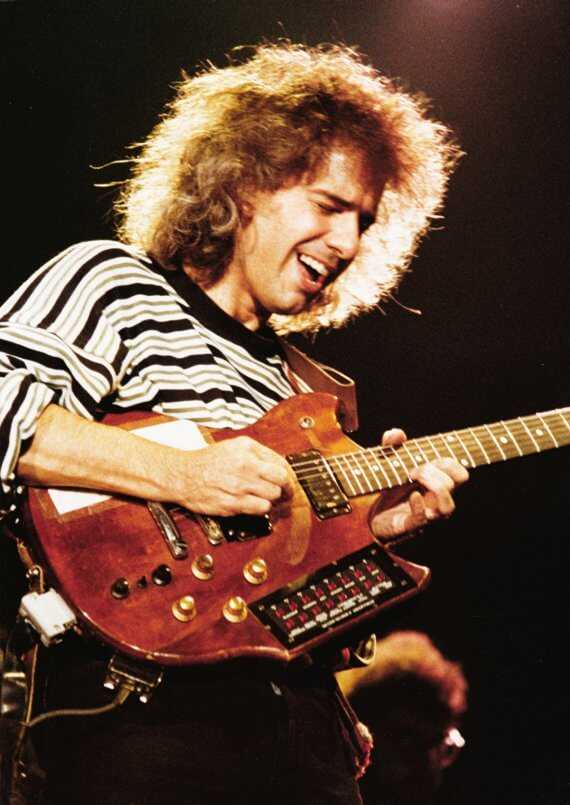 Pat_Metheny_with_Custom_Roland_G-303_Syncalvier_Controller.jpg